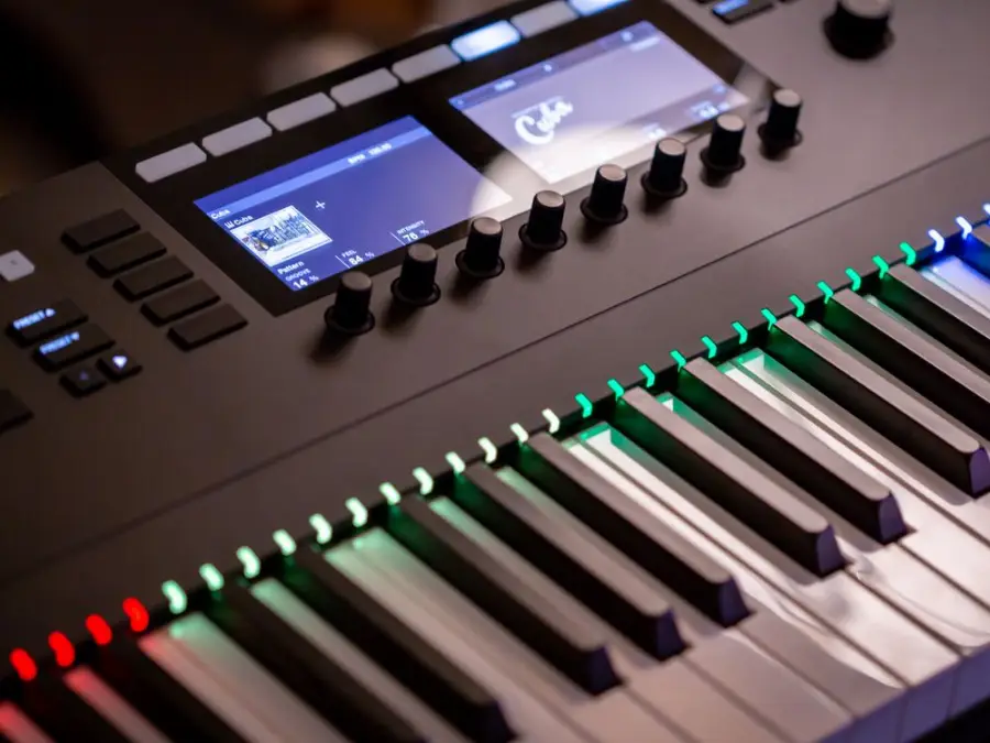 Işıklı tuşlarıyla bir synthesizer klavye