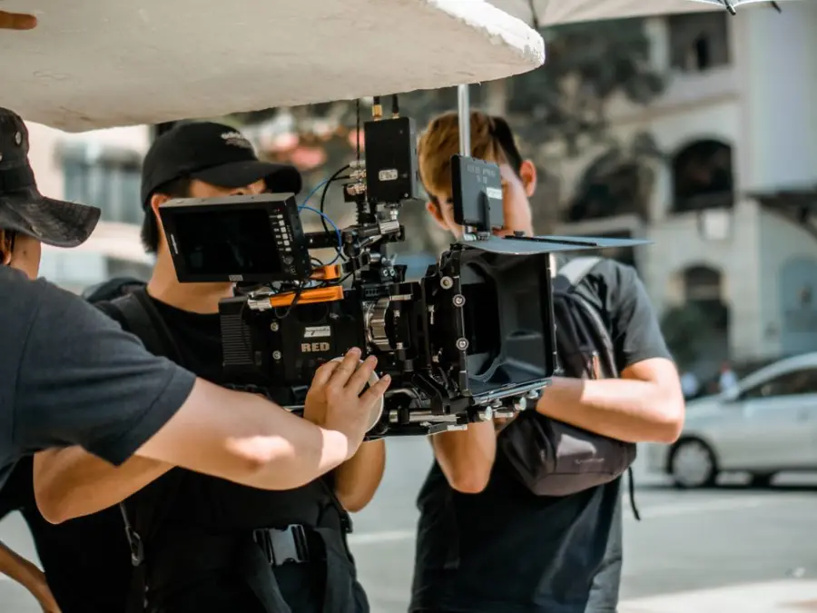 Sokakta kamera ile çekim yapan film ekibi