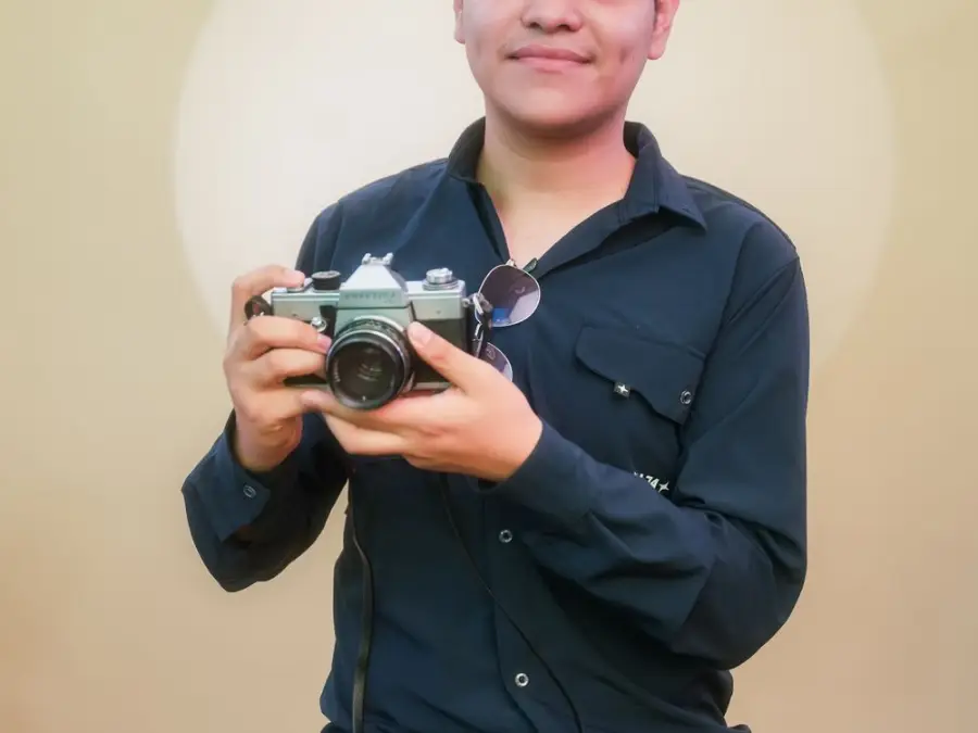 Elinde fotoğraf makinesi tutan fotoğrafçı
